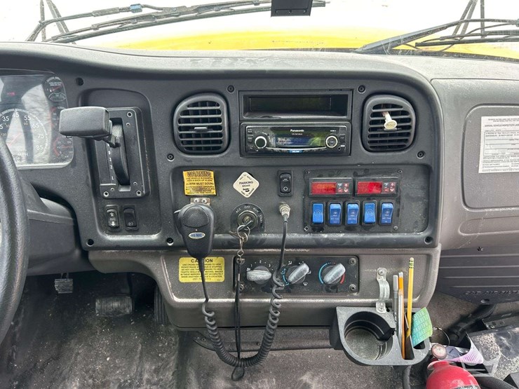 2011-freightliner-b2-image-16