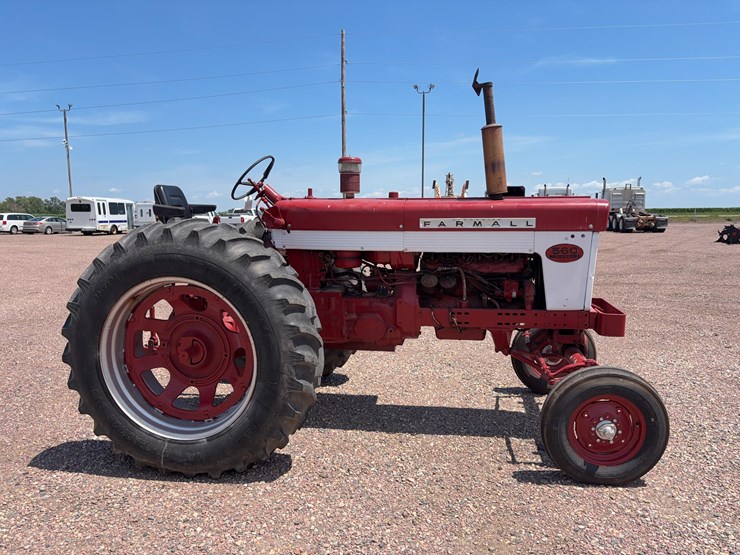 farmall-560-tractor-image-4
