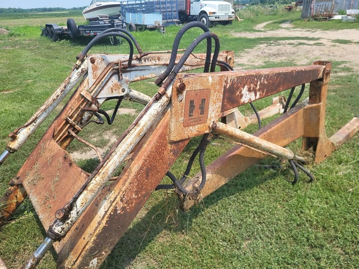 international-2000-loader-w/66"-bucket-and-mounting-brackets-image-12