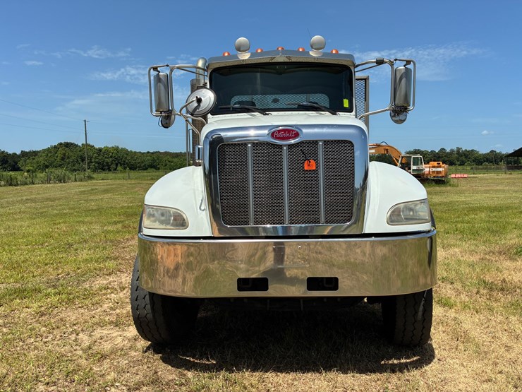 #9920-•-2015-peterbilt-image-2