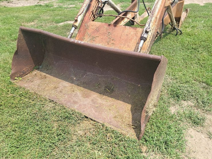 international-2000-loader-w/66"-bucket-and-mounting-brackets-image-9