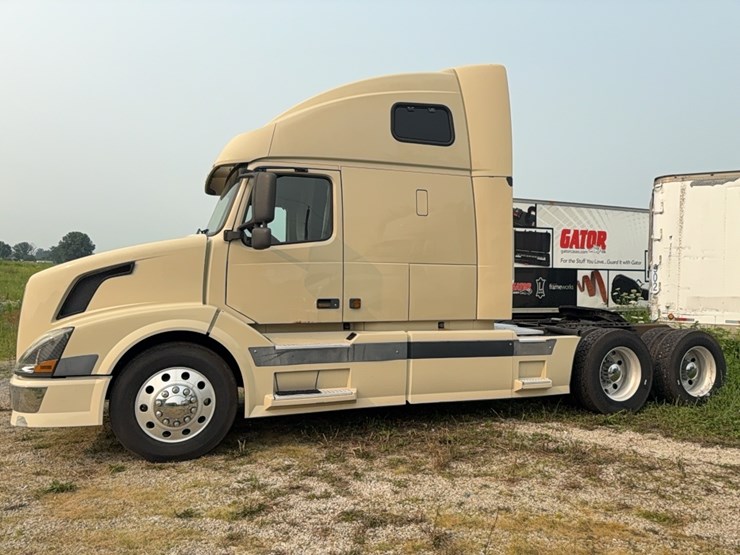 2005-volvo-semi-image-24