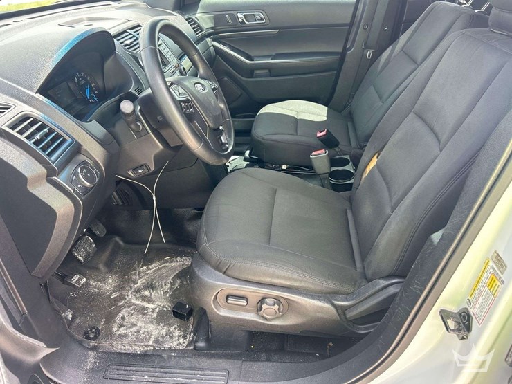 2016-ford-explorer-image-12