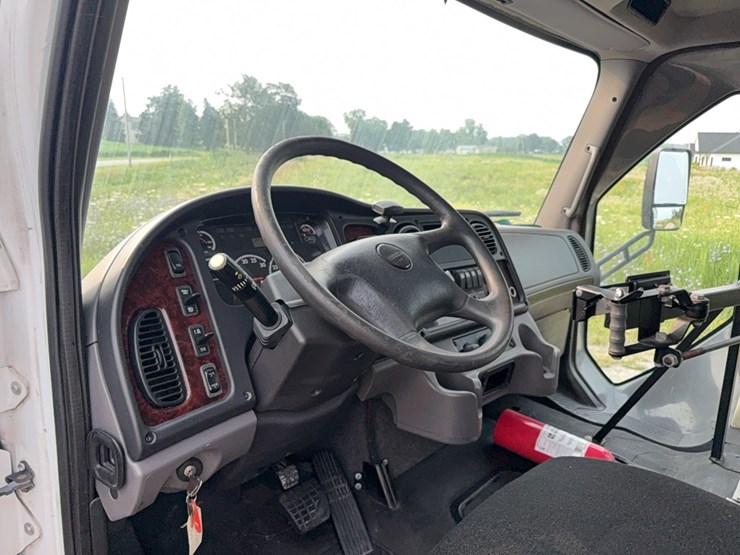 2012-freightliner-bus-image-31