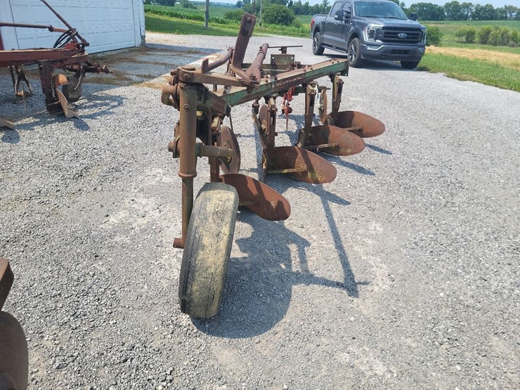 oliver-545-in-furrow--4-bottom-moldboard-plow-w/coulters-image-4