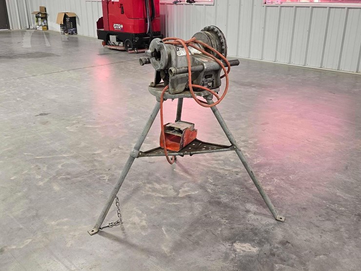 ridgid-300-t2-electric-pipe-vise-image-3