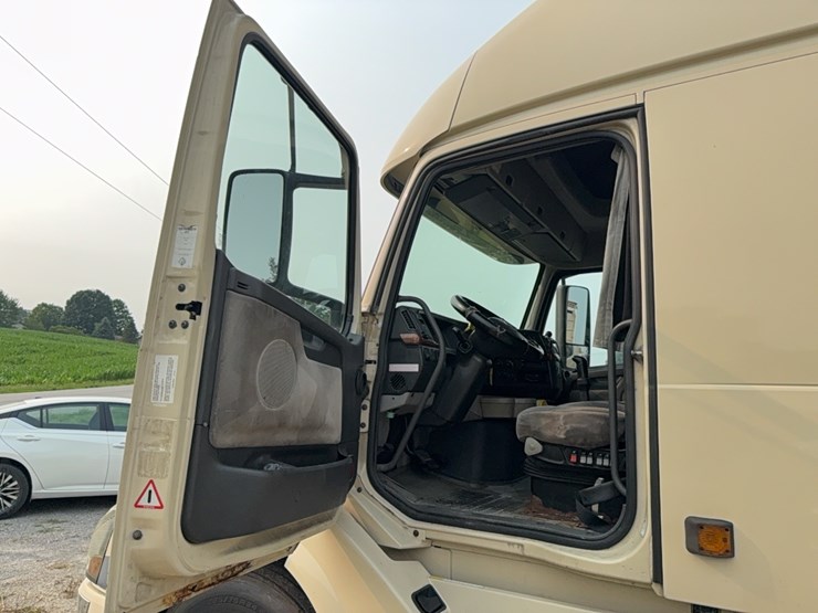 2005-volvo-semi-image-36