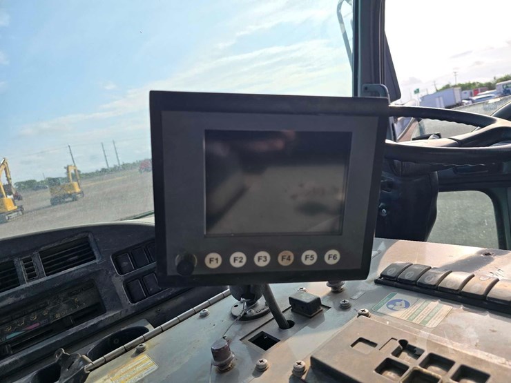 2002-gmc-t7500-image-18