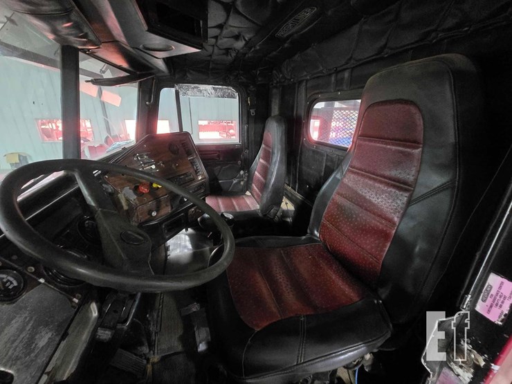 2001-freightliner-fld112-image-9