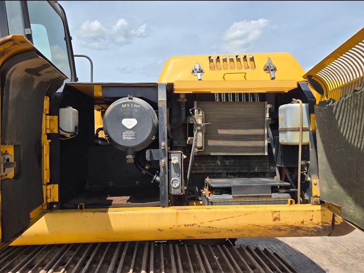 deere-200c-lc-image-11