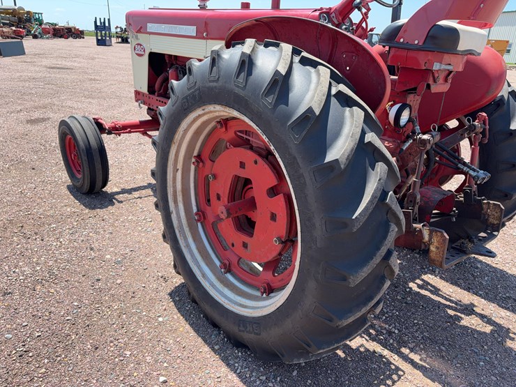 farmall-560-tractor-image-16