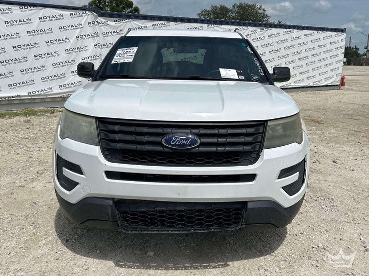 2016-ford-explorer-image-24