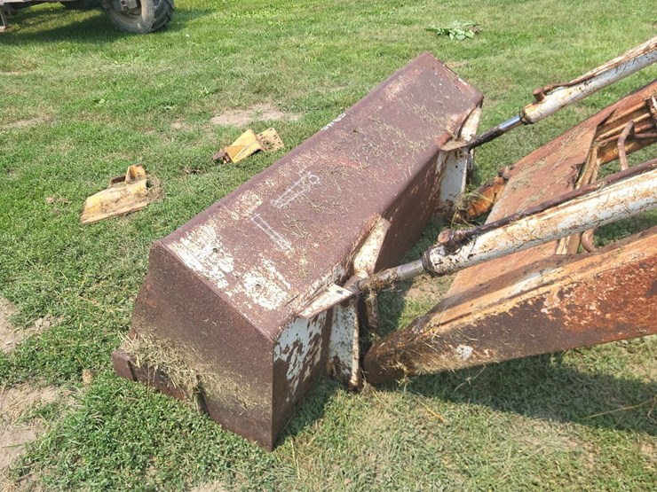 international-2000-loader-w/66"-bucket-and-mounting-brackets-image-10
