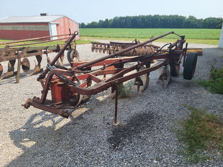 international-540-in-furrow-4-bottom-moldboard-plow-w/coulters-image-9