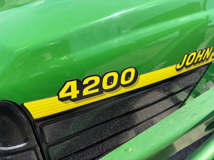 2000-john-deere-4200-image-13