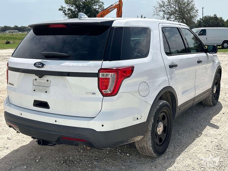2016-ford-explorer-image-3