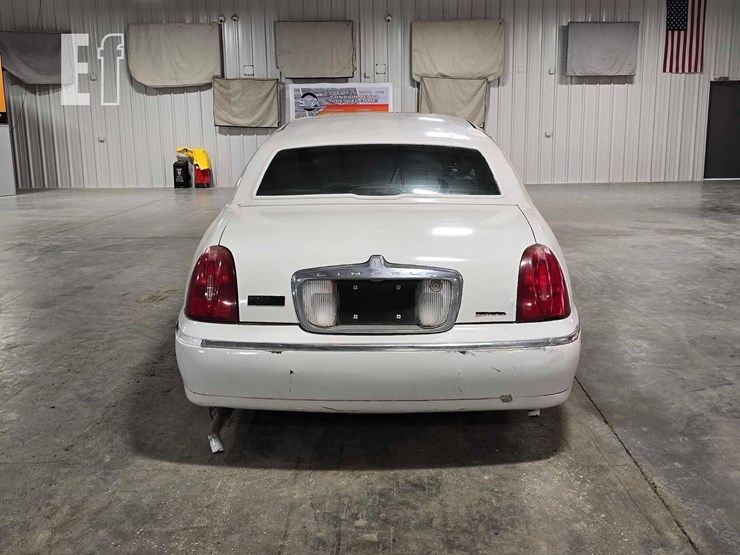 1999-lincoln-town-limousine-image-8