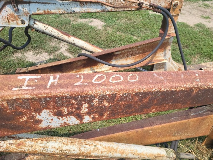 international-2000-loader-w/66"-bucket-and-mounting-brackets-image-14