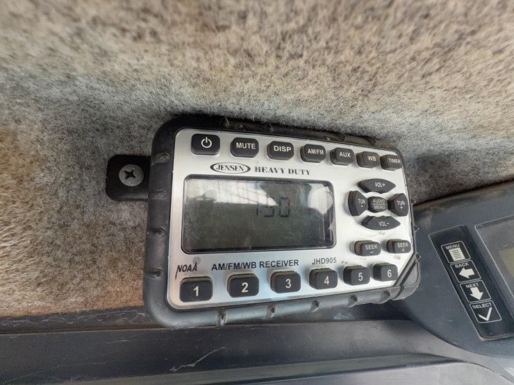 2011-john-deere-329d-image-35