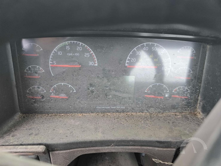 2016-volvo-vnl64t300-image-12