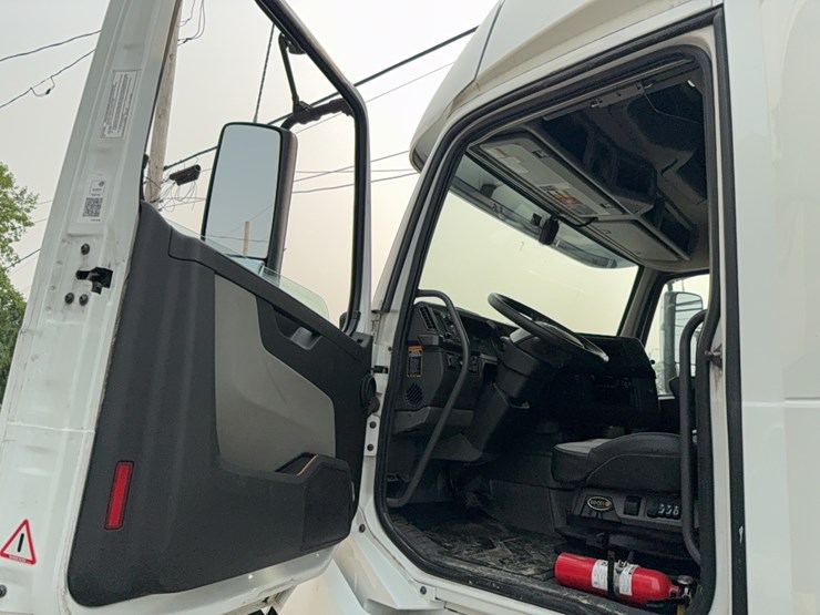 2019-volvo-vnl860-sleeper-cab-semi-image-42