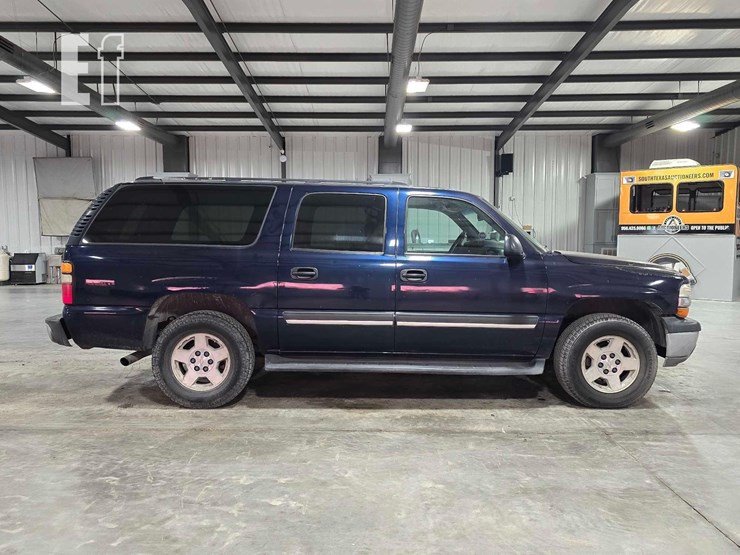 2004-chevrolet-suburban-image-6