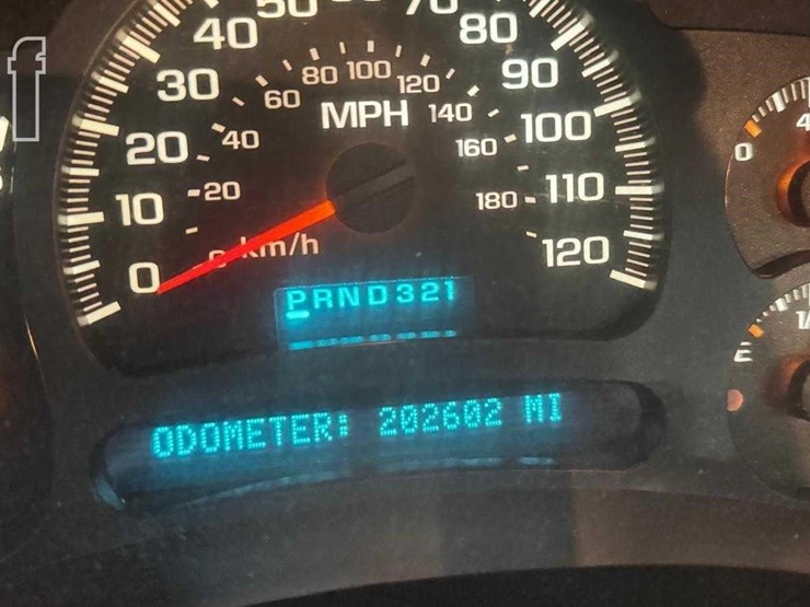 2004-chevrolet-suburban-image-13