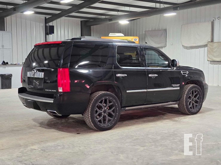 2013-cadillac-escalade-image-3