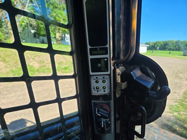 new-holland-l170-image-23