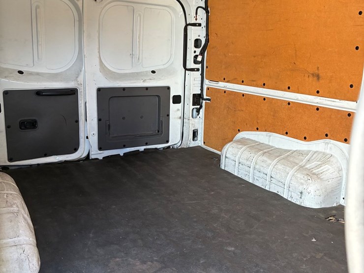 2020-nissan-nv2500-image-12