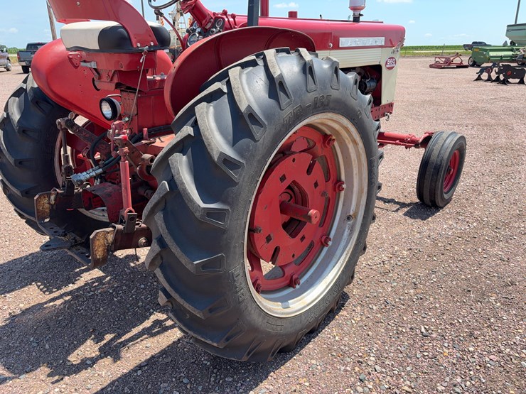 farmall-560-tractor-image-15