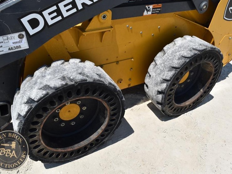 2021-deere-318g-image-24