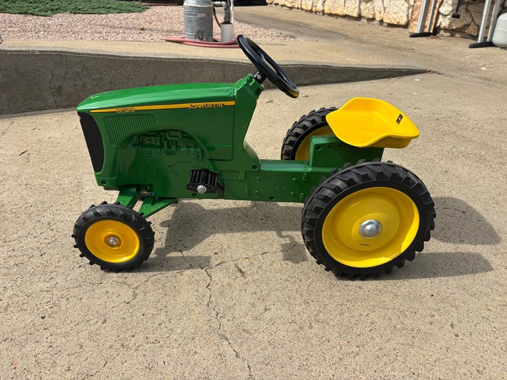 john-deere-8520-pedal-tractor-image-1