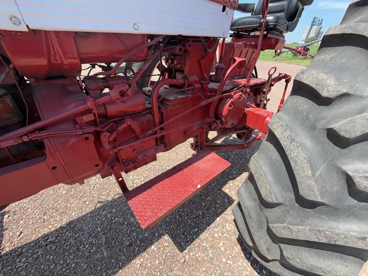 farmall-560-tractor-image-31