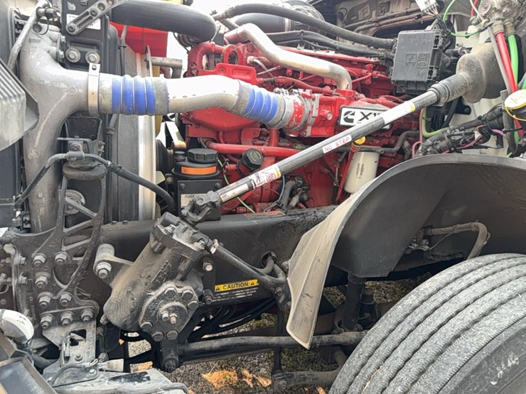 2019-volvo-vnl860-sleeper-cab-semi-image-41