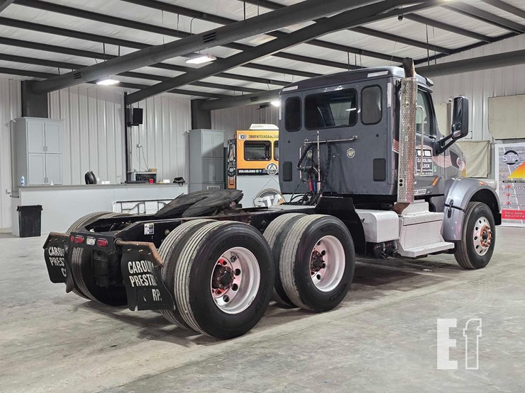 2019-peterbilt-567-image-3