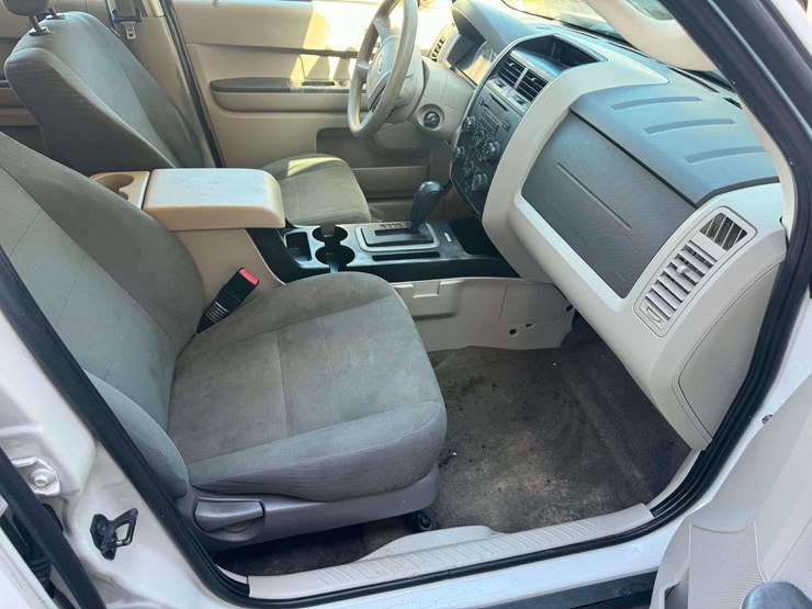 2010-ford-escape-image-12