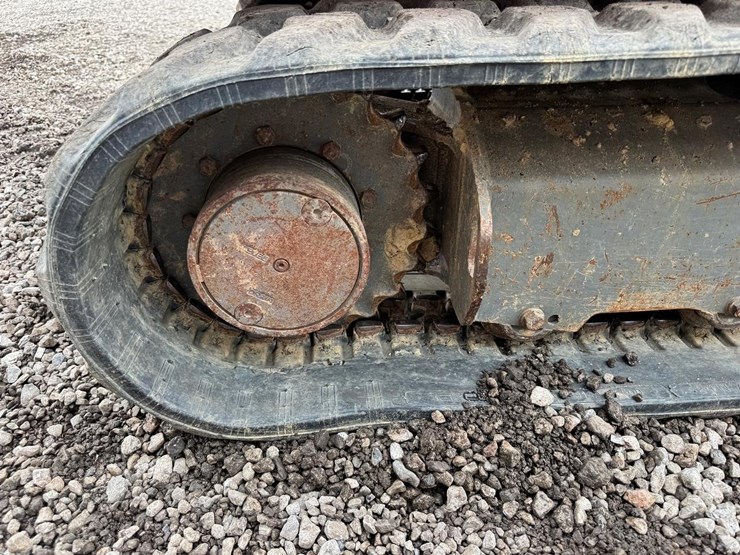2022-takeuchi-tb240-image-22
