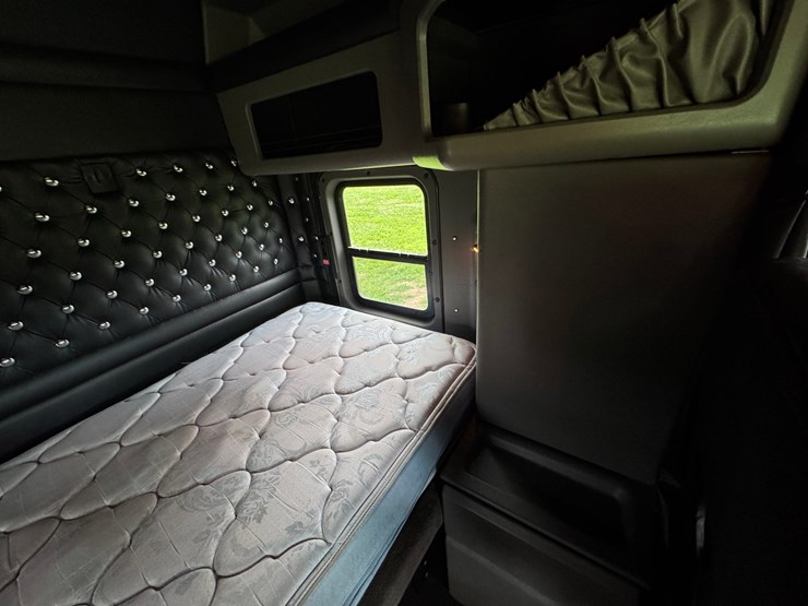 2021-kenworth-w900l-image-40