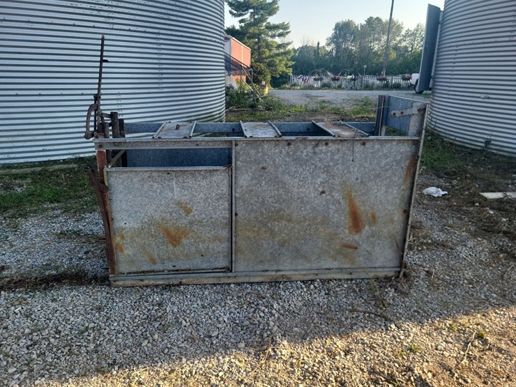 goat/sheep-galvanized-head-chute-w/floor-and-roll-up-rear-gate-image-6