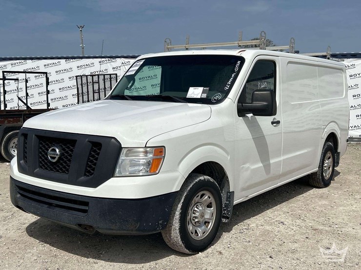 2014-nissan-nv1500-image-1