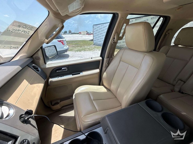 2010-ford-expedition-image-21
