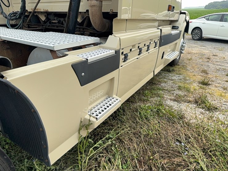 2005-volvo-semi-image-13