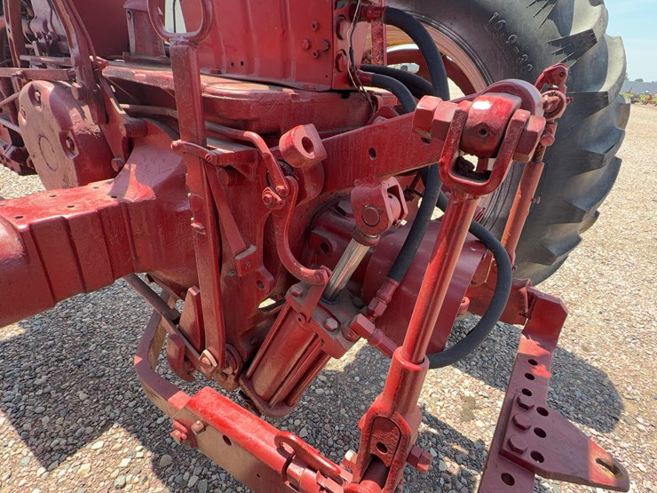 farmall-560-tractor-image-20