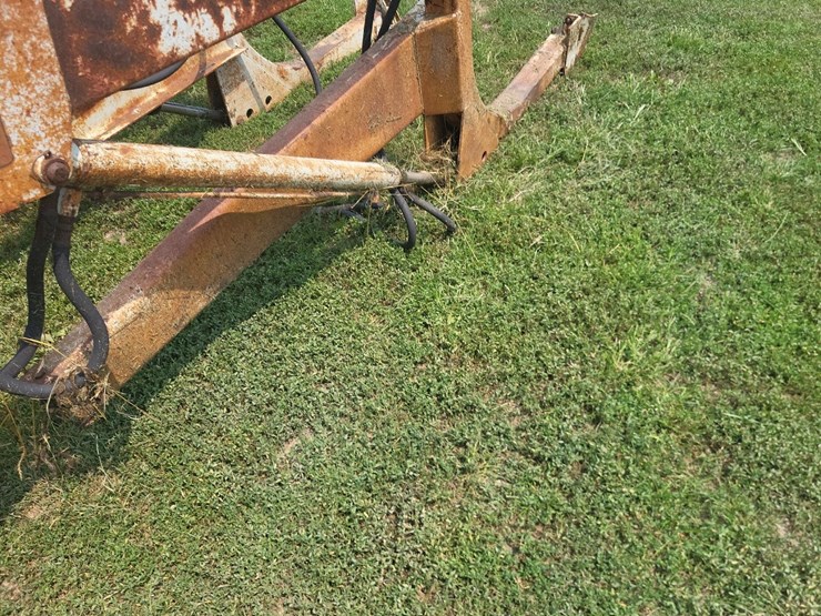 international-2000-loader-w/66"-bucket-and-mounting-brackets-image-13