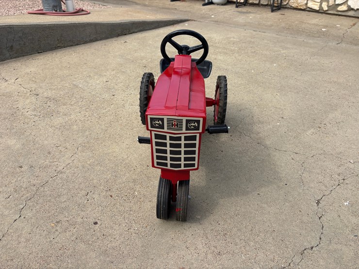 international-pedal-tractor-image-3