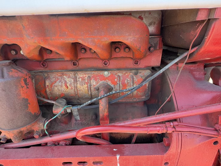 farmall-560-tractor-image-13