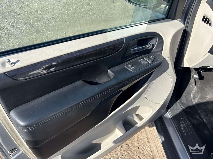 2015-dodge-grand-caravan-image-11