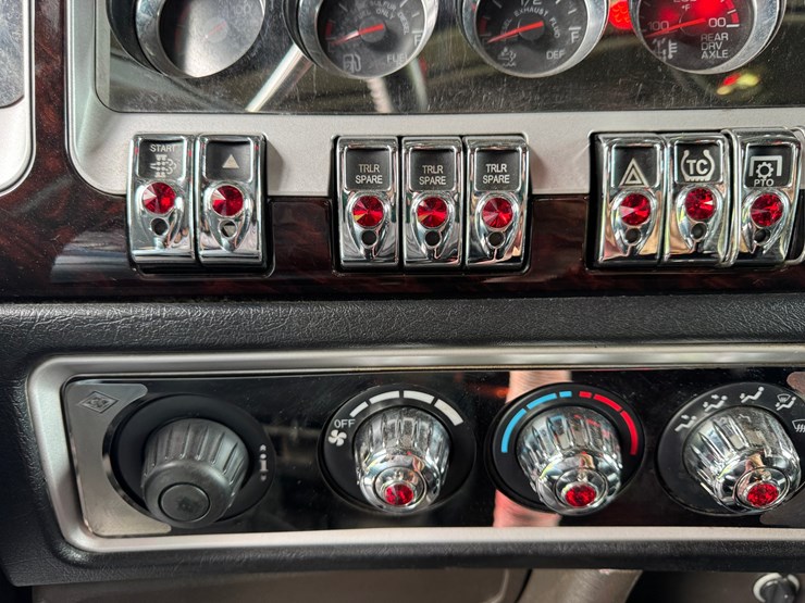 2021-kenworth-w900l-image-47