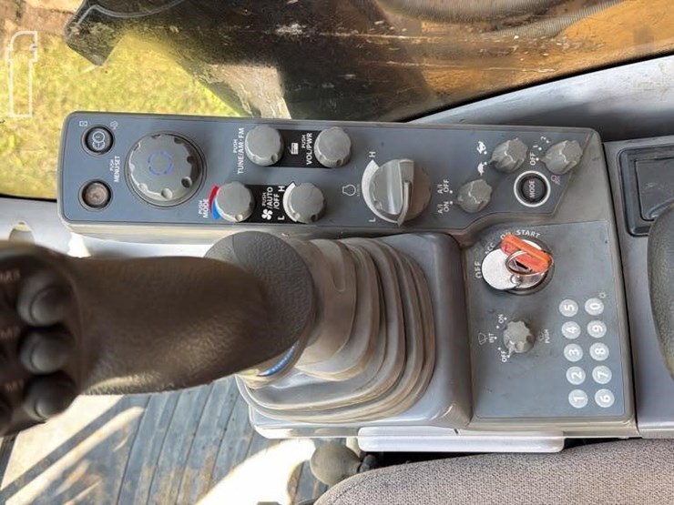 2015-deere-470g-lc-image-17